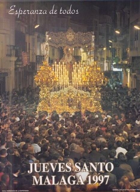 Aura: atmósfera que rodea a alguien o algo.