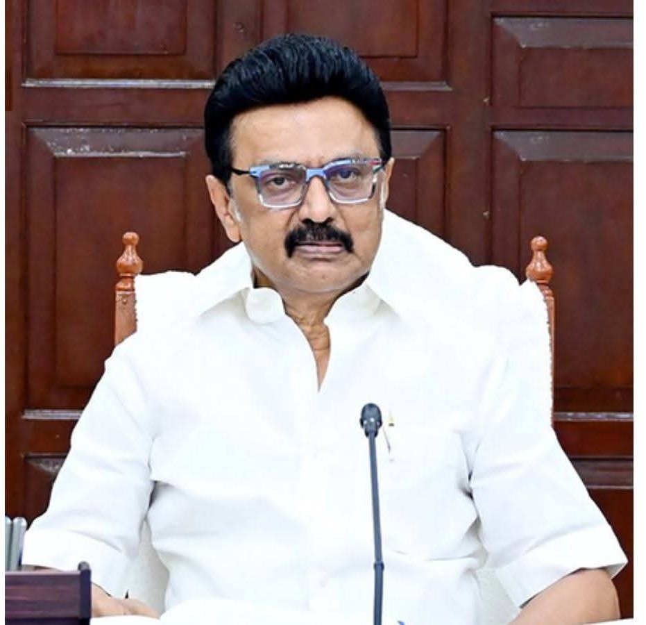 படிப்பு குலத்தொழிலை ஒழித்தது
படிப்பை மக்களுக்கு கொண்டு சேர்த்தது திராவிடம்!

“காலை முடிதிருத்தகம் சென்றிருந்தேன். 

"தமிழ்நாடு வீணாப் போச்சு, வட இந்தியர்கள் குவிந்துவிட்டனர், வேலைக்கு ஆட்களும் கிடைப்பதில்லை", எனப் புலம்பினார் கடைக்காரர்.

"உங்களுக்கு எத்தனைப் பிள்ளைகள்?", என்று