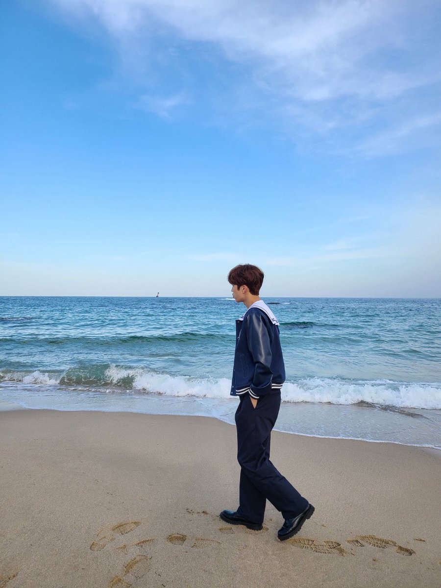 LUN8_Intl's tweet image. 📱#Weverse 2025.11.30

[#JunWoo]

« 900🖤 »

🔗 weverse.io/lun8/artist/1-…

🩵Don’t forget to react to the original post🩵

#LUN8 #루네이트 #준우