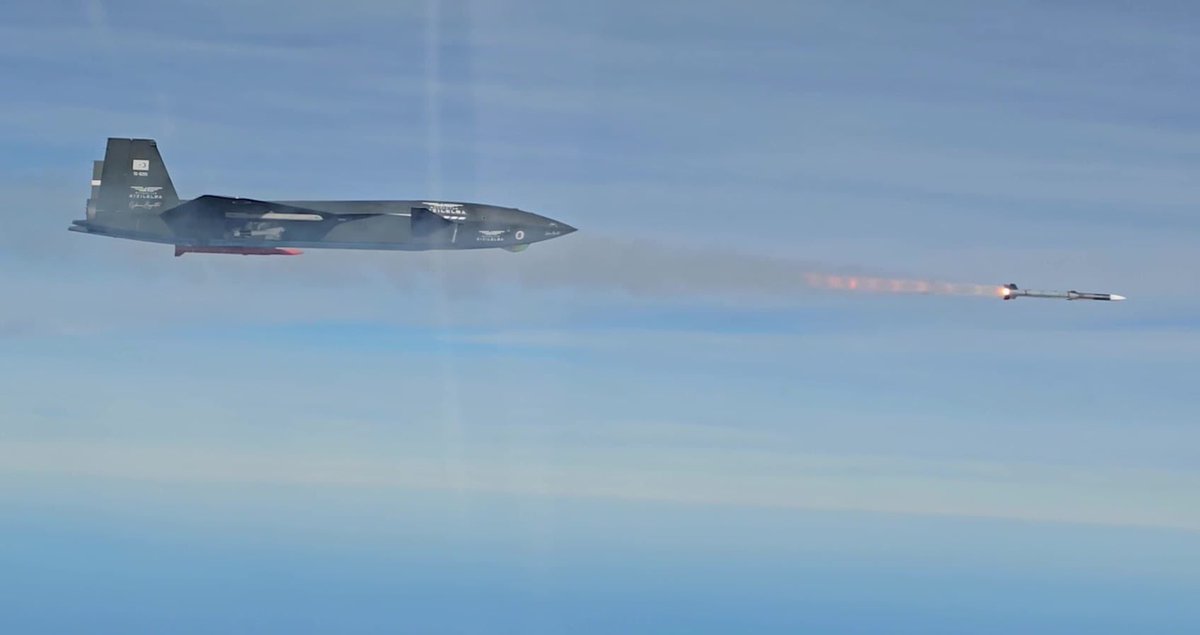 TÜRK ORDUSU, ROBOT SAVAŞLARI DÖNEMİNE BİR ADIM ÖNDE GİRİYOR

Dün dünya muharebe tarihinde bir ilk gerçekleşti. Türkiye'nin ilk insansız savaş uçağı Bayraktar KIZILELMA, dün Sinop açıklarında gerçekleştirilen testte havacılık tarihinde görüş ötesi hava-hava füzesi kullanarak jet