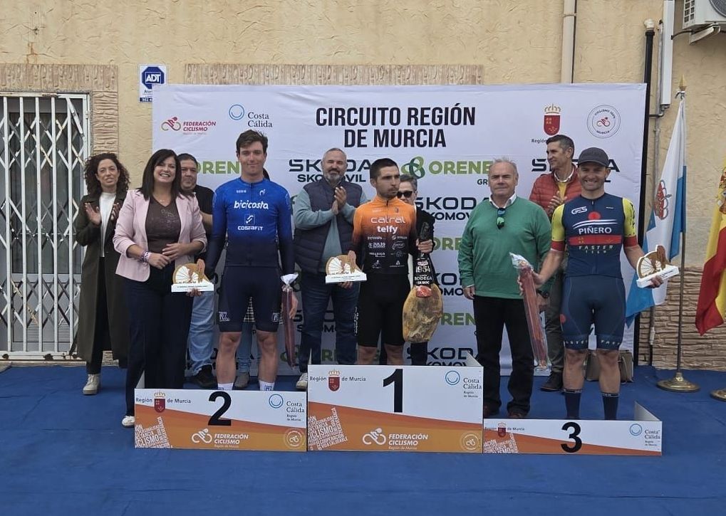 #CopaOtoñoRegióndeMurcia 
Julio Alberto Amores gana el Memorial Antonio Vázquez Gómez y Alejandro Gómiz sigue de líder de la Copa Otoño Región de Murcia – ALICANTE Con el PLATO GRANDE <a href="/AleGomizPerez/">Gómiz.</a> <a href="/FedCiclismoRM/">Federación de Ciclismo de la Región de Murcia</a> share.google/ztKgOvxZHSG0cA…