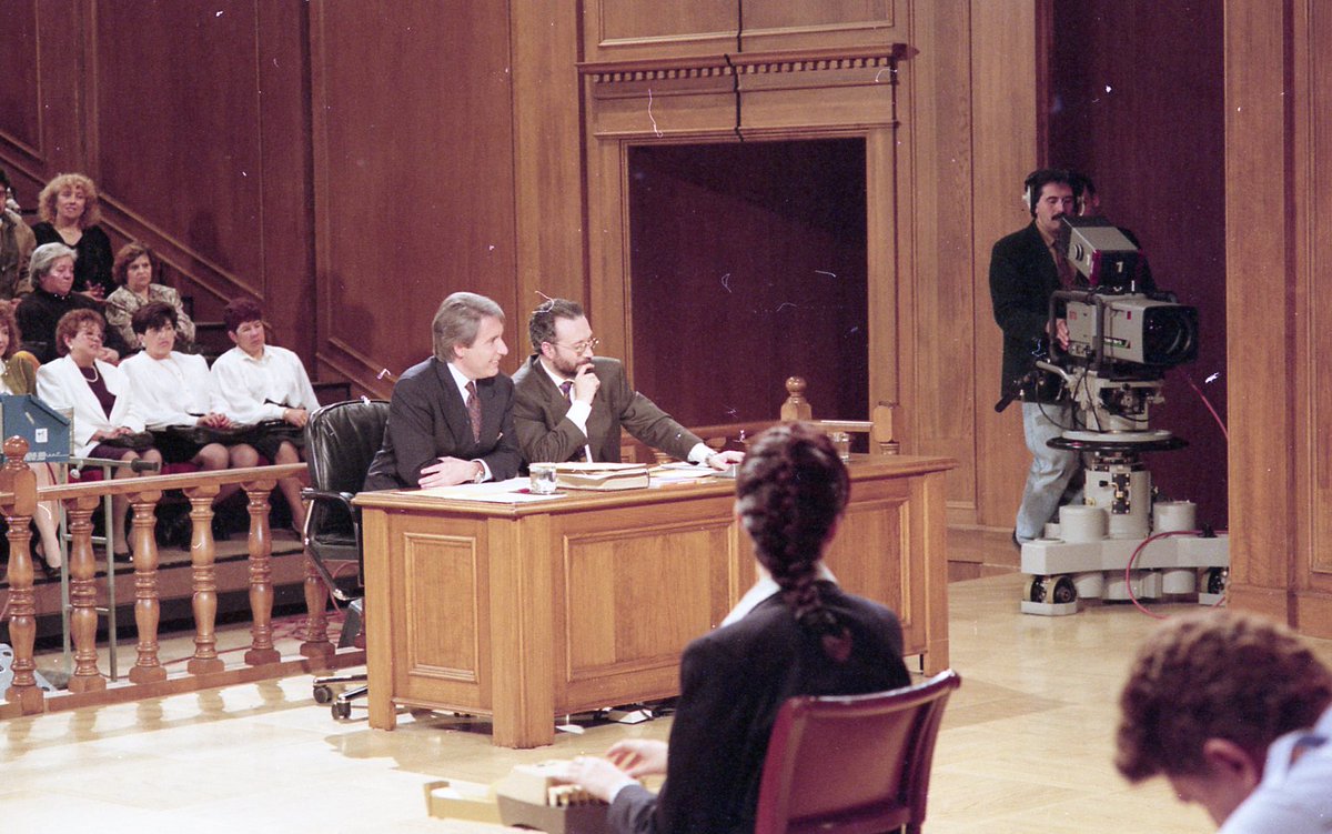 El mítico "Tribunal Popular" realizado por <a href="/RTVECatalunya/">RTVE Catalunya</a> ha regresado a la conversación por la noticia de su "actualización" en un programa nuevo que se titulará "El juicio". Enlace del blog e hilo para aclarar algunas cosas del programa original:
carta-de-ajuste.blogspot.com/2010/06/tribun…