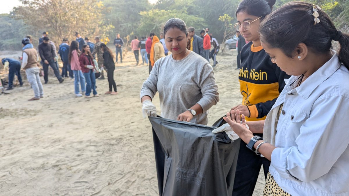 cleanganganmcg's tweet image. &quot;एक दिन, एक घंटा, एक साथ&quot;

Yamuna Ghat Cleanliness Drive at Sonia Vihar 1 Pushta was organized by Yuva Parivartan Foundation, with active participation from Yamuna Task Force, Aanchal Foundation, SYA, and Sakshambhoomi.

The initiative was supported by NMCG to strengthen…