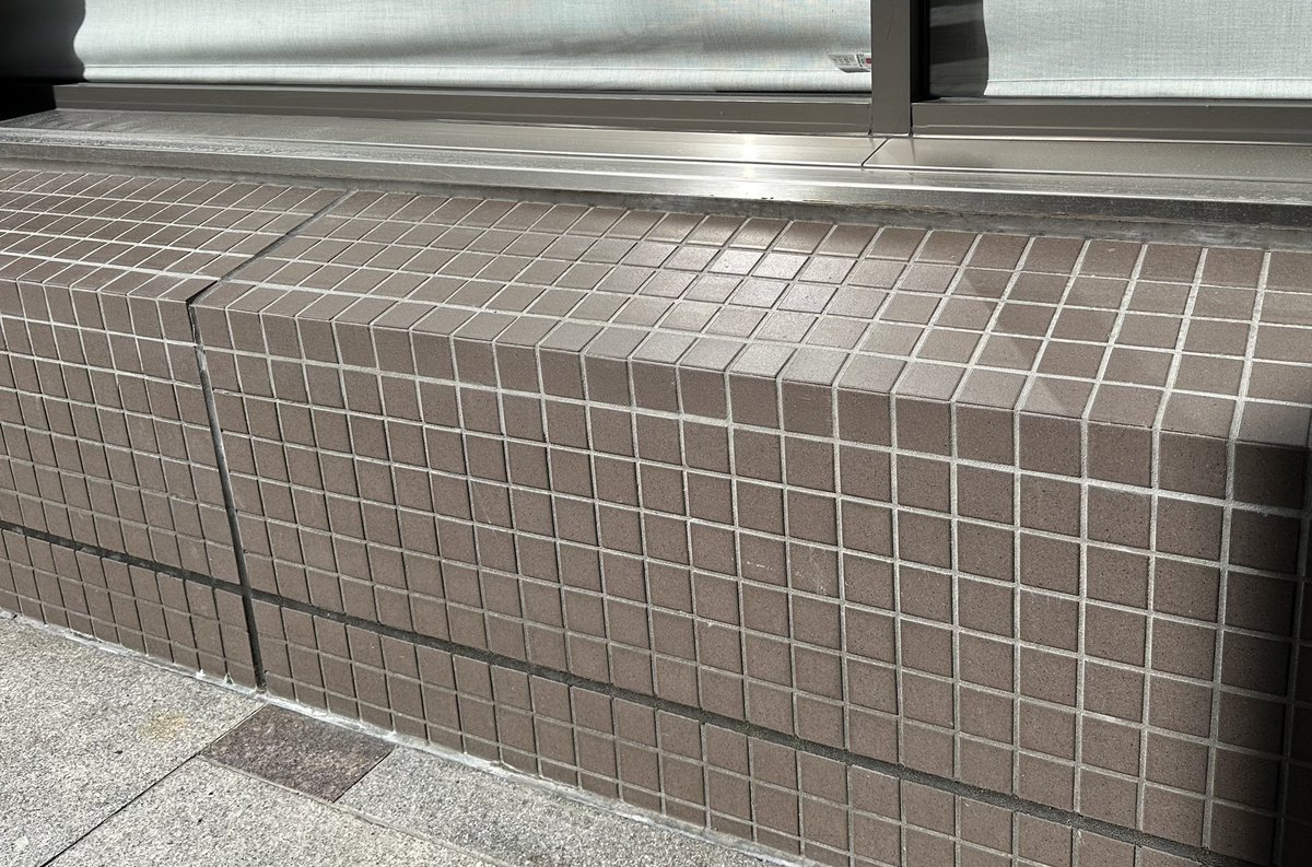 ここでスケボーやるのやめてくれないかな

タイル張替えたんだよ
全然色ちがうよね
見てわかんないかな

自分で壊してないのに大家に注意されるの理不尽すぎる