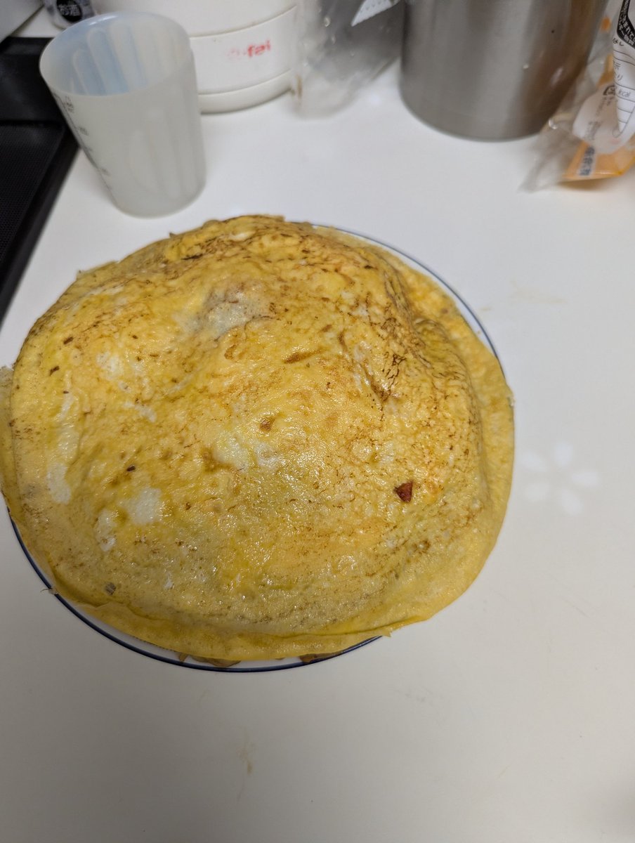 お肉と野菜を炒めた後に出る旨み成分を出汁に中華麺に絡めて焼きそば完成～(* ॑꒳ ॑* )ゞ

から···

溶き卵を焼いてドーム状に仕上げました(·∀·)⊃