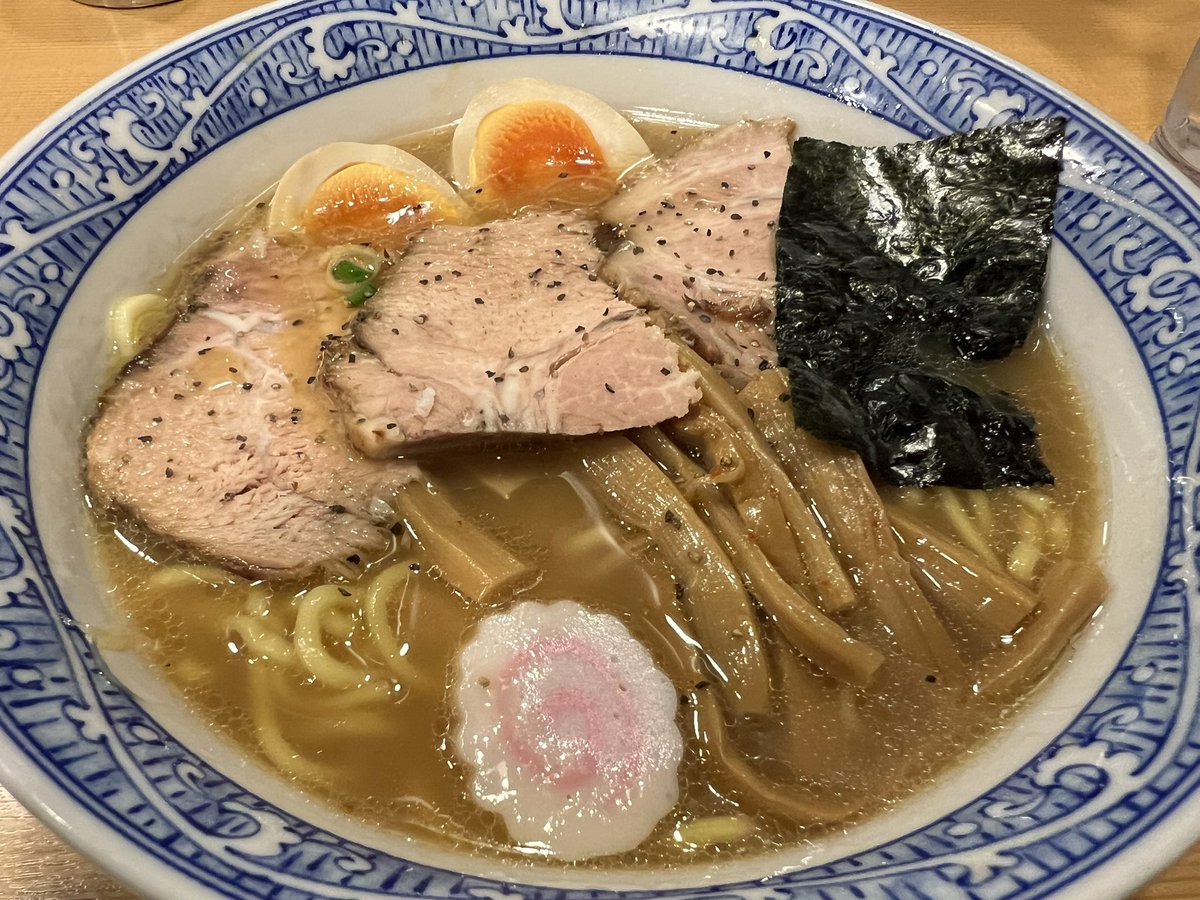 kouta_emo's tweet photo. 青葉＠錦糸町
特製中華そば。魚介と動物系のダブルスープ。ナルトが入ってるラーメンを久々に食べた。高校生の時に食べた記憶が蘇ってくる。美味でした。
#ラーメン https://t.co/2Fs5VuBNeW