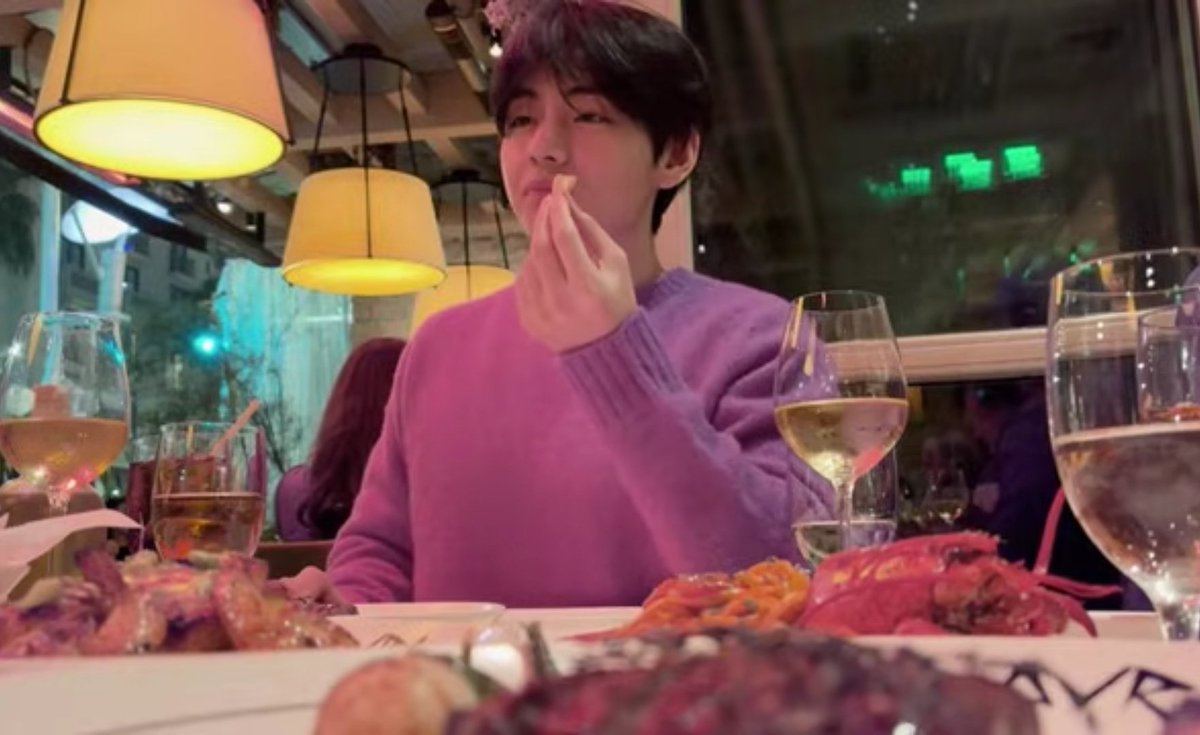 staerrafic's tweet image. being the prettiest and the funniest person wasn’t enough, taehyung also had to be the loveliest, pulling everyone into the convo so no one is left out, goofing with his staff, being a gentleman, and a perfect son he is just so easy to love :(