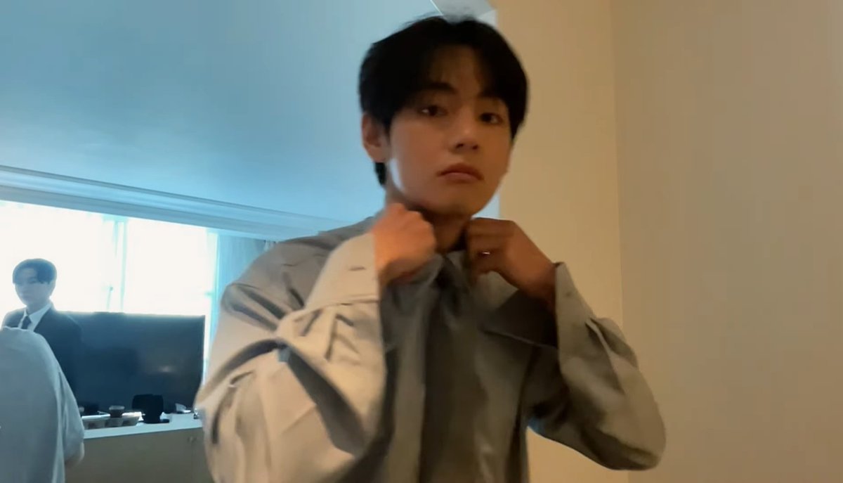 staerrafic's tweet image. being the prettiest and the funniest person wasn’t enough, taehyung also had to be the loveliest, pulling everyone into the convo so no one is left out, goofing with his staff, being a gentleman, and a perfect son he is just so easy to love :(