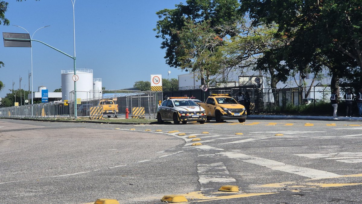 Acesso ao terminal de cargas do aeroporto do  Galeão todo gradeado para chegada do time do Flamengo ao Rio depois do título da Libertadores. Desembarque previsto para 10h05.
Presença tímida de torcedores até o momento.