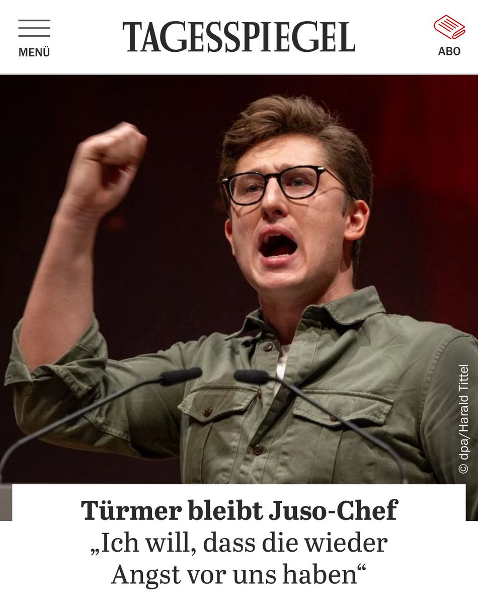 Das ist Philipp Türmer, er ist SPD-Mitglied und JUSO-Chef.

Er will, dass „den Vermögendsten das Lachen im Hals stecken bleibt und die wieder Angst vor uns haben.“

Bisher hat der Philipp vom Geld seiner großbürgerlichen Eltern gelebt und mit seinen 29 Jahren ist er immer noch an