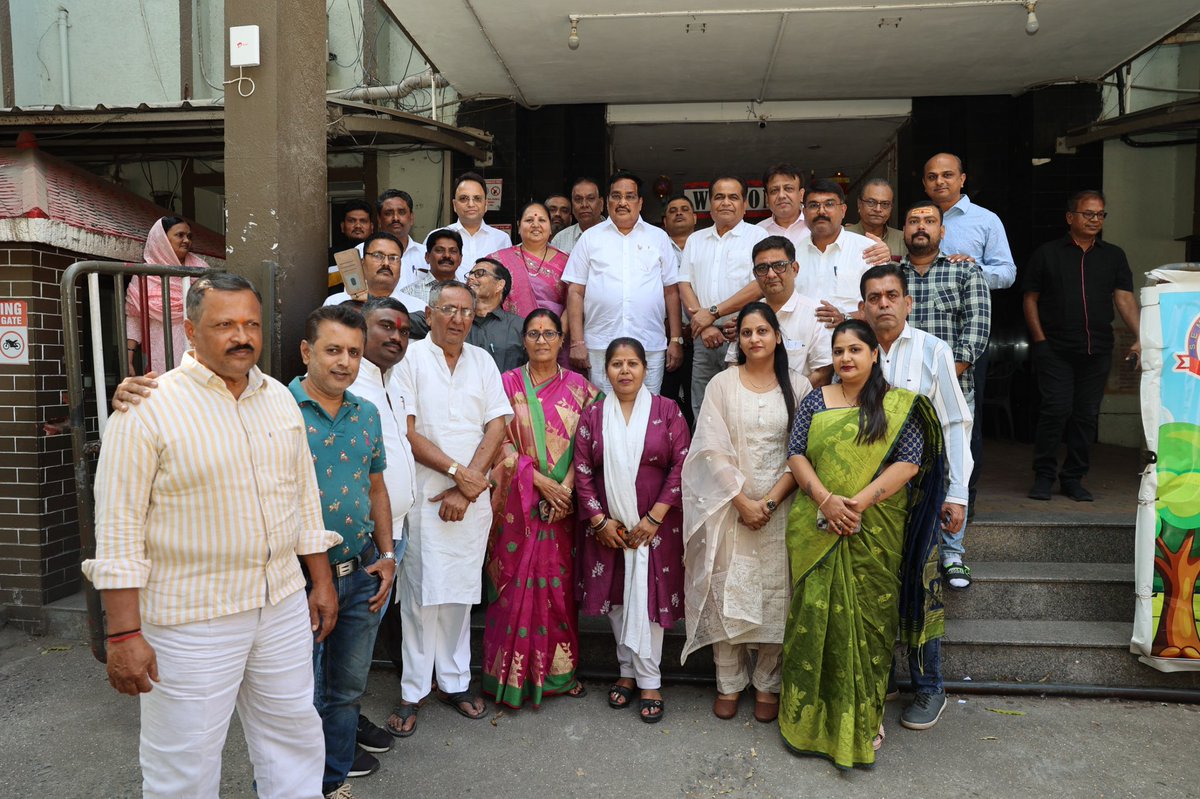 CRPaatil's tweet photo. SIRની કામગીરી એ આપણાં લોકતંત્રને વધુ મજબૂત બનાવતી પ્રક્રિયા છે….

મતદાતાશ્રીઓ મતદાનનો પોતાનો અમૂલ્ય અધિકાર ભોગવી શકે એ હેતુથી SIRમાં નામ નોંધાવવાની પ્રક્રિયા ચાલી રહી છે, આજે સુરતનાં ઉધના ખાતે આવેલી સમિતિ ઇંગ્લીશ સ્કૂલની મુલાકાત લઇ SIRની કામગીરીની સમીક્ષા કરી, જરૂરી સૂચનો અને માર્ગદર્શન પાઠવ્યા.

~~~~~

SIR की प्रक्रिया हमारे लोकतंत्र को और अधिक सुदृढ़ बनाने का महत्वपूर्ण माध्यम है।

मतदाताओं को अपने अमूल्य मतदान-अधिकार का लाभ मिल सके, इसी उद्देश्य से SIR में नाम दर्ज कराने की प्रक्रिया पूरे समर्पण से संचालित की जा रही है।
आज सूरत के उधना स्थित समिति इंग्लिश स्कूल का भ्रमण कर SIR कार्य की समीक्षा की तथा आवश्यक सुझाव एवं मार्गदर्शन प्रदान किया।