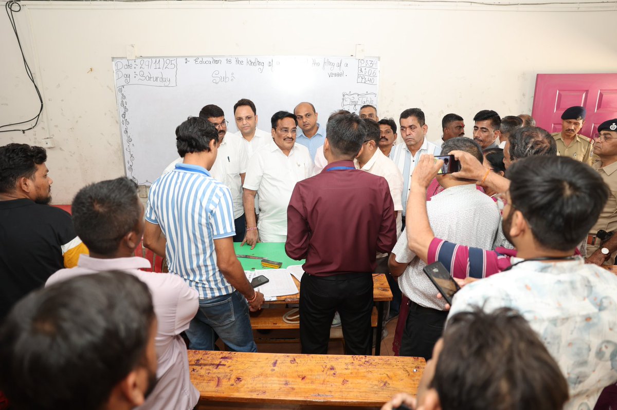 CRPaatil's tweet photo. SIRની કામગીરી એ આપણાં લોકતંત્રને વધુ મજબૂત બનાવતી પ્રક્રિયા છે….

મતદાતાશ્રીઓ મતદાનનો પોતાનો અમૂલ્ય અધિકાર ભોગવી શકે એ હેતુથી SIRમાં નામ નોંધાવવાની પ્રક્રિયા ચાલી રહી છે, આજે સુરતનાં ઉધના ખાતે આવેલી સમિતિ ઇંગ્લીશ સ્કૂલની મુલાકાત લઇ SIRની કામગીરીની સમીક્ષા કરી, જરૂરી સૂચનો અને માર્ગદર્શન પાઠવ્યા.

~~~~~

SIR की प्रक्रिया हमारे लोकतंत्र को और अधिक सुदृढ़ बनाने का महत्वपूर्ण माध्यम है।

मतदाताओं को अपने अमूल्य मतदान-अधिकार का लाभ मिल सके, इसी उद्देश्य से SIR में नाम दर्ज कराने की प्रक्रिया पूरे समर्पण से संचालित की जा रही है।
आज सूरत के उधना स्थित समिति इंग्लिश स्कूल का भ्रमण कर SIR कार्य की समीक्षा की तथा आवश्यक सुझाव एवं मार्गदर्शन प्रदान किया।