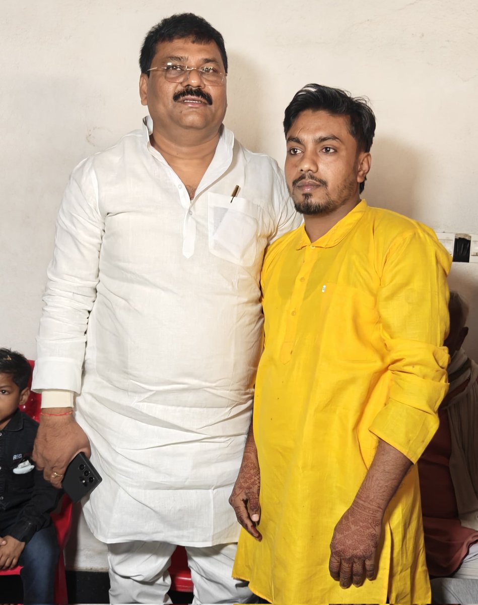 JDUUmeshSingh's tweet image. महनार विधानसभा क्षेत्र के चांदसराय निवासी श्री मिथिलेश सिंह जी के पुत्र के शुभ विवाह समारोह में सम्मिलित होकर शुभकामनाएँ प्रेषित कीं।