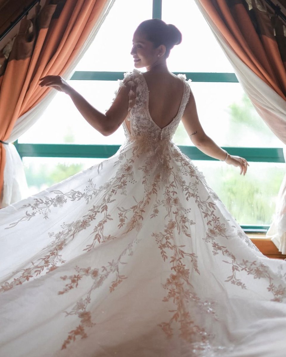 PEPalerts's tweet photo. Loisa Andalio stunned in a romantic gown by Spanish bridal brand Rosa Clará—perfectly complementing the dreamy outdoor setting of her wedding to Ronnie Alonte. 

How much do you think this gown cost?

Read: https://t.co/0PKw4yThDA https://t.co/jtpjAgRXif