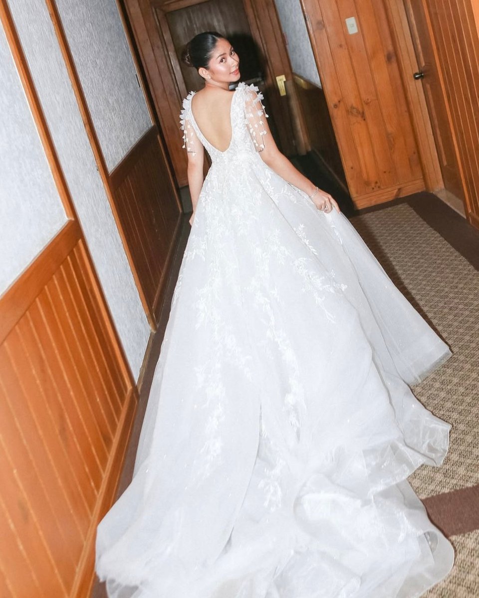 PEPalerts's tweet photo. Loisa Andalio stunned in a romantic gown by Spanish bridal brand Rosa Clará—perfectly complementing the dreamy outdoor setting of her wedding to Ronnie Alonte. 

How much do you think this gown cost?

Read: https://t.co/0PKw4yThDA https://t.co/jtpjAgRXif