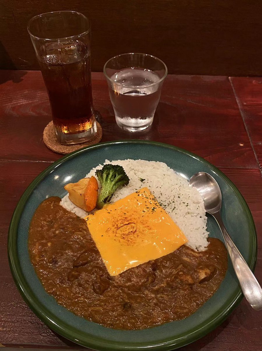 最近一句话流传甚广
离家千里又千里 务必争气再争气
自幼时我们受到优绩主义的枷锁还未解开 
便要再给自己上一道链条吗
小宝 离家千里又千里 务必照顾好自己。