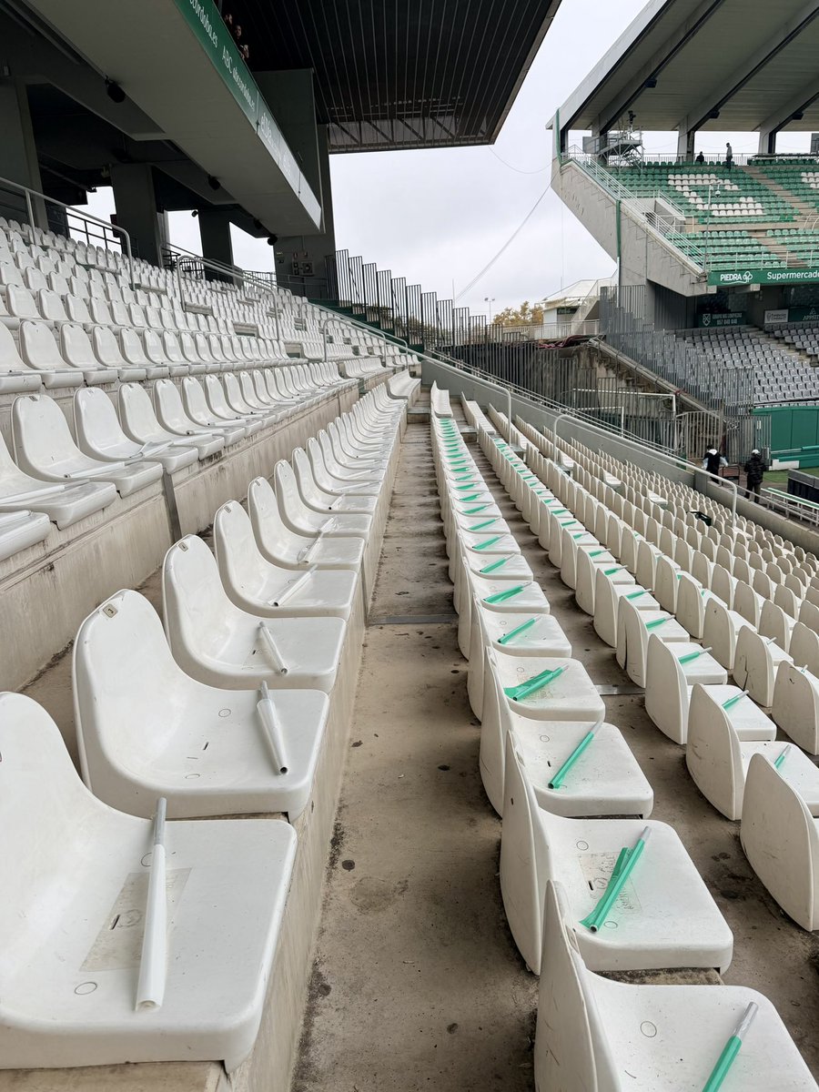 Invitamos a todos los cordobesistas a colaborar cogiendo las banderas que se han colocado en en fondo sur y las tiras blanquiverdes en los sectores de arriba.