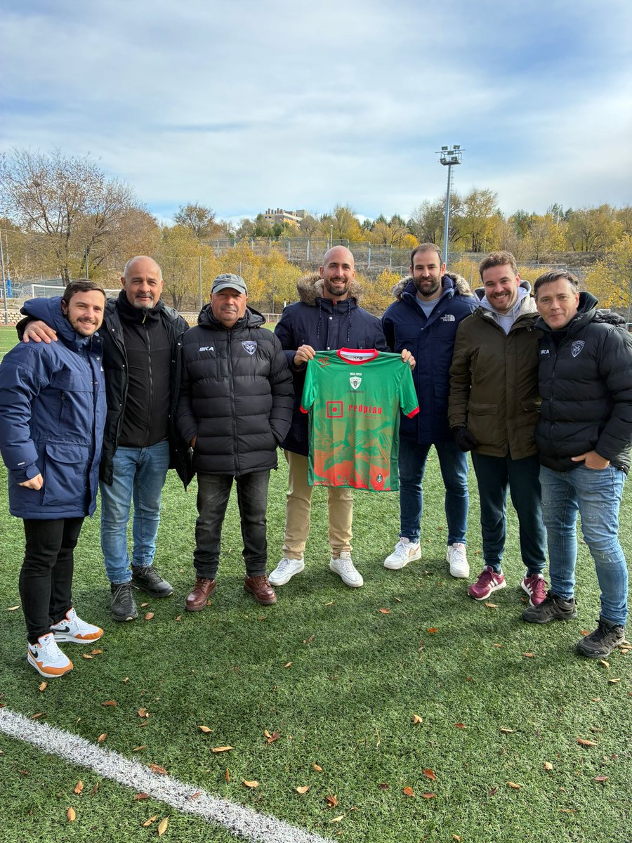 edmoratalaz's tweet image. Desde la @EDMoratalaz queremos felicitar a nuestros vecinos y amigos @aguilasmorata por su 75 aniversario.

Gracias por el detalle en el partido de hoy y por el regalo de una camiseta tan especial.

Un orgullo y un honor compartir momentos con el club decano del barrio. 💚🖤