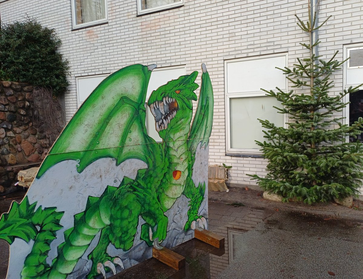 Today I visited the Christmas bazaar at the local Steiner school.
A beautiful and aesthetic experience, but also full of Steiner's Anthroposophy and his religious syncretism, which is very different from traditional Christianity.

#anthroposophy #anthroposophie 
#steinerwaldorf