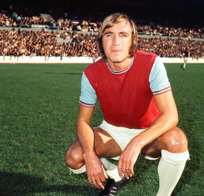 TheGroveWHU's tweet image. Was before my time but people who were old enough held Billy Bonds in the absolute highest regard and the fact he epitomised everything it meant to be West Ham United.

Proper sad day for the football club.

Hopefully he gets a great send off from everyone at the club today.…