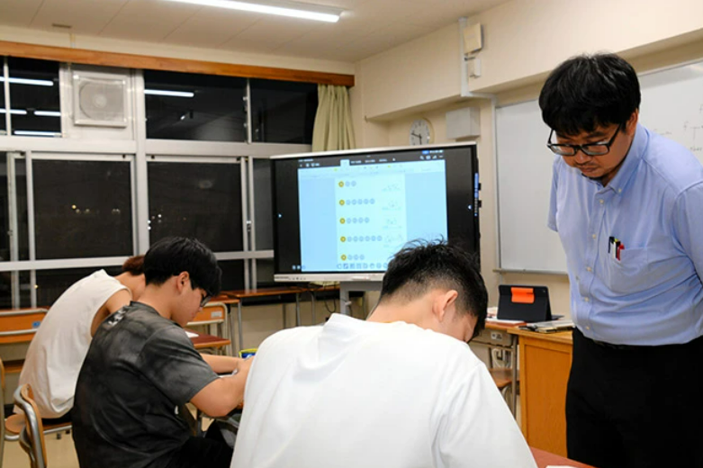 SumikaiNews's tweet photo. Japanische Abendschulen bieten eine wichtige Ressource für Personen, welche die in Japan verpflichtende Mittelschule nicht abschließen konnten. #japan #abendschule
https://t.co/7HZYr6GyWr https://t.co/5pwXnE0edT