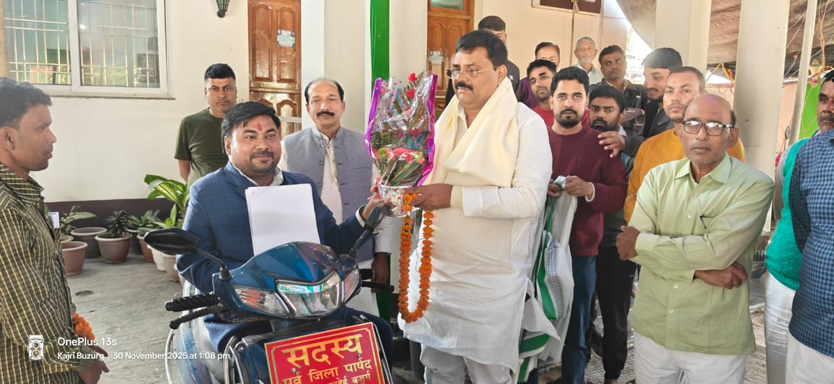 JDUUmeshSingh's tweet image. राष्ट्रीय विकलांग दिवस के पूर्व आज जंदाहा प्रखंड अंतर्गत कजरी बुजुर्ग स्थित अपने पैतृक आवास परिसर में क्षेत्र के दिव्यांगजन को अंगवस्त्र प्रदान कर सम्मानित एवं अभिनंदित किया। उनके उत्साह, धैर्य और संघर्षशील जीवन-शैली से समाज को निरंतर प्रेरणा मिलती है। ऐसी ही सकारात्मक ऊर्जा और…