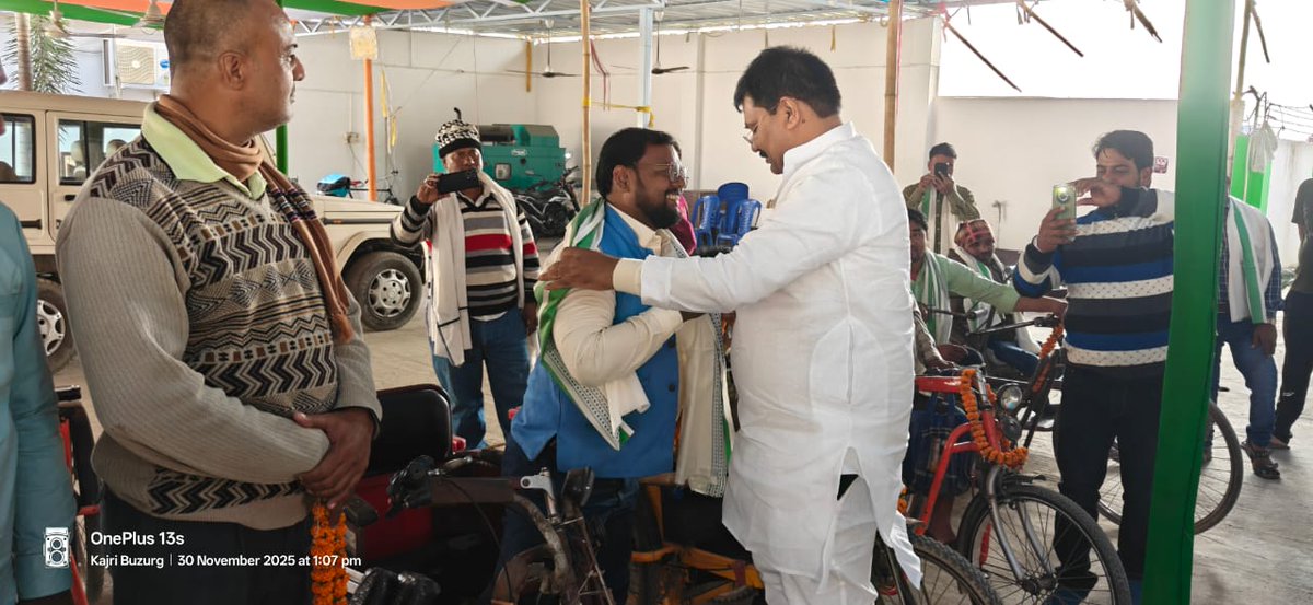 JDUUmeshSingh's tweet image. राष्ट्रीय विकलांग दिवस के पूर्व आज जंदाहा प्रखंड अंतर्गत कजरी बुजुर्ग स्थित अपने पैतृक आवास परिसर में क्षेत्र के दिव्यांगजन को अंगवस्त्र प्रदान कर सम्मानित एवं अभिनंदित किया। उनके उत्साह, धैर्य और संघर्षशील जीवन-शैली से समाज को निरंतर प्रेरणा मिलती है। ऐसी ही सकारात्मक ऊर्जा और…