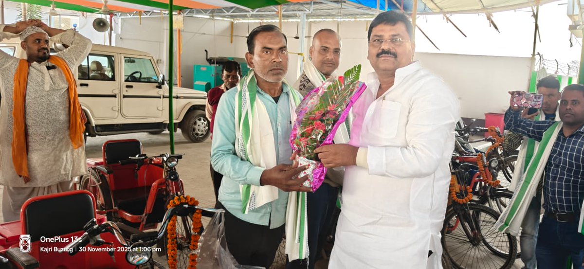 JDUUmeshSingh's tweet image. राष्ट्रीय विकलांग दिवस के पूर्व आज जंदाहा प्रखंड अंतर्गत कजरी बुजुर्ग स्थित अपने पैतृक आवास परिसर में क्षेत्र के दिव्यांगजन को अंगवस्त्र प्रदान कर सम्मानित एवं अभिनंदित किया। उनके उत्साह, धैर्य और संघर्षशील जीवन-शैली से समाज को निरंतर प्रेरणा मिलती है। ऐसी ही सकारात्मक ऊर्जा और…