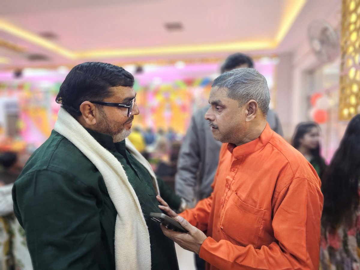 AltafAnsari356's tweet image. सुमंगलम मैरेज हाल पहसा 
हमारे पड़ोसी श्री बिपेंद्र बरनवाल जी की बेटी की सगाई कार्यक्रम में!
@samajwadiparty @yadavakhilesh