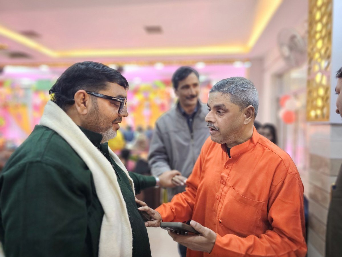 AltafAnsari356's tweet image. सुमंगलम मैरेज हाल पहसा 
हमारे पड़ोसी श्री बिपेंद्र बरनवाल जी की बेटी की सगाई कार्यक्रम में!
@samajwadiparty @yadavakhilesh