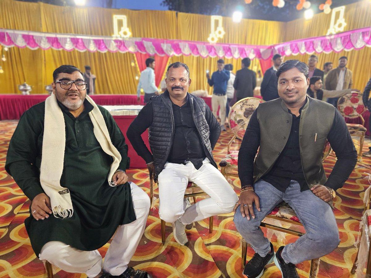 AltafAnsari356's tweet image. सुमंगलम मैरेज हाल पहसा 
हमारे पड़ोसी श्री बिपेंद्र बरनवाल जी की बेटी की सगाई कार्यक्रम में!
@samajwadiparty @yadavakhilesh