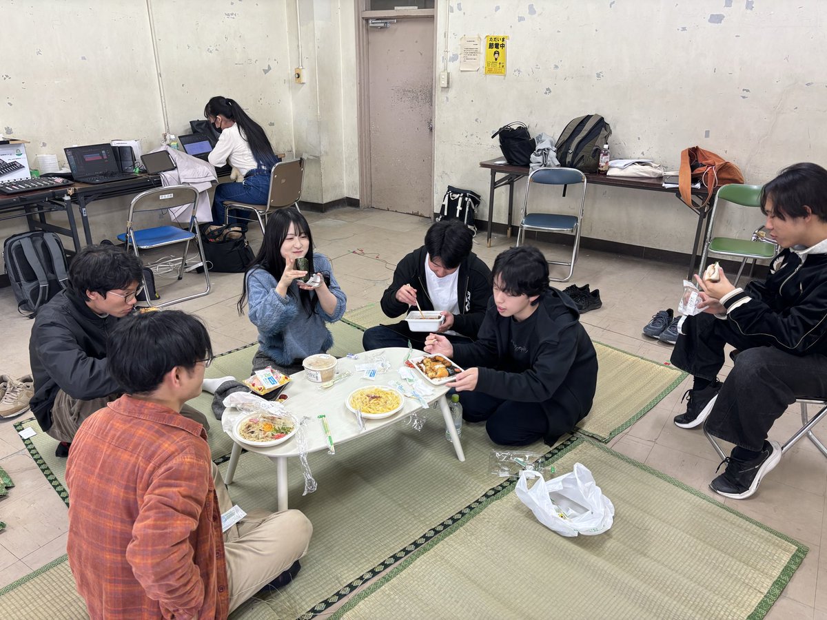 【稽古場日記④】
今回はお昼ご飯中からの一枚です。みんなで食べてます。いいですね。

皆が積み上げてきたものが形になっていく。僕は見ているだけですが、稽古終盤はそんな楽しさがあります。

いよいよ今週末です。お時間ある方はぜひ。
(文責・國江秋斗)

#劇団新生　#うかうかと新生