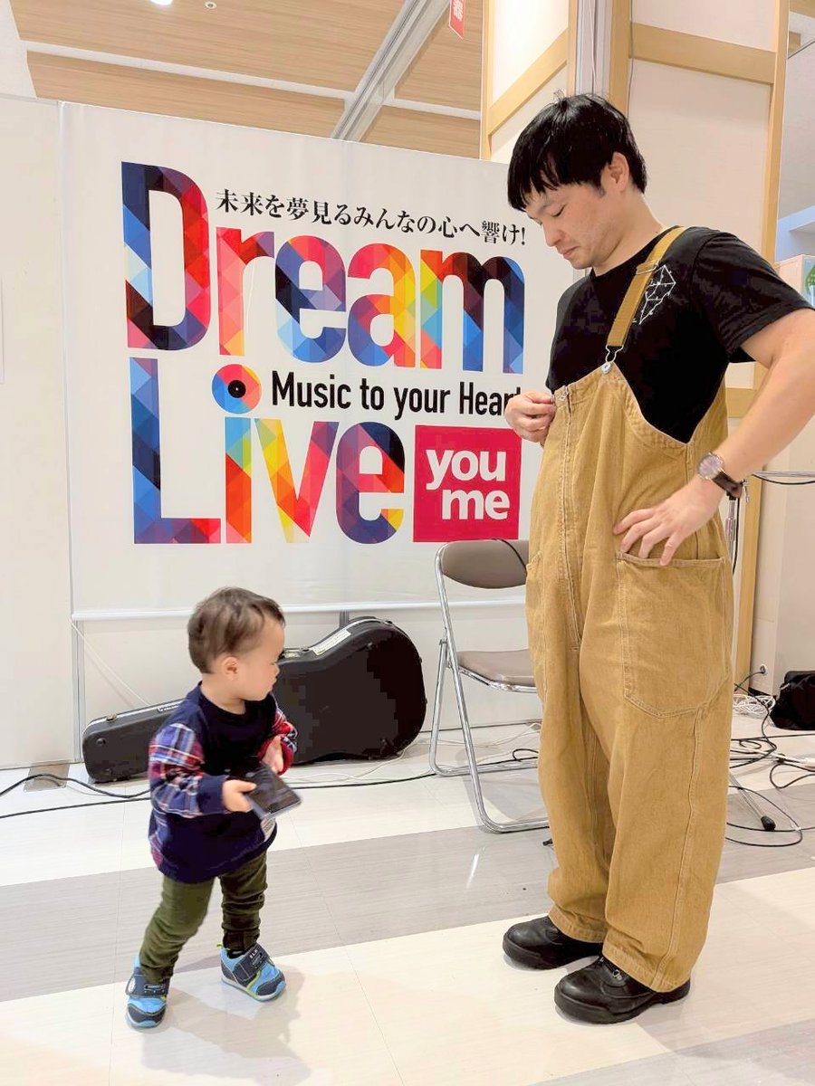 keita56konishi's tweet photo. ゆめタウン光の森にて「Dream Live」に出演しました!
ショッピングモールでの演奏は初めてでしたが、たくさんの人々が足を止めて聴いてくださりました!
知り合いの方々も何名か聴きに来てくださっていて、嬉しかっです。ありがとうございました😊🎶
#小西佳太 #dreamlive #ゆめタウン光の森 https://t.co/EUpZMqZ4G0