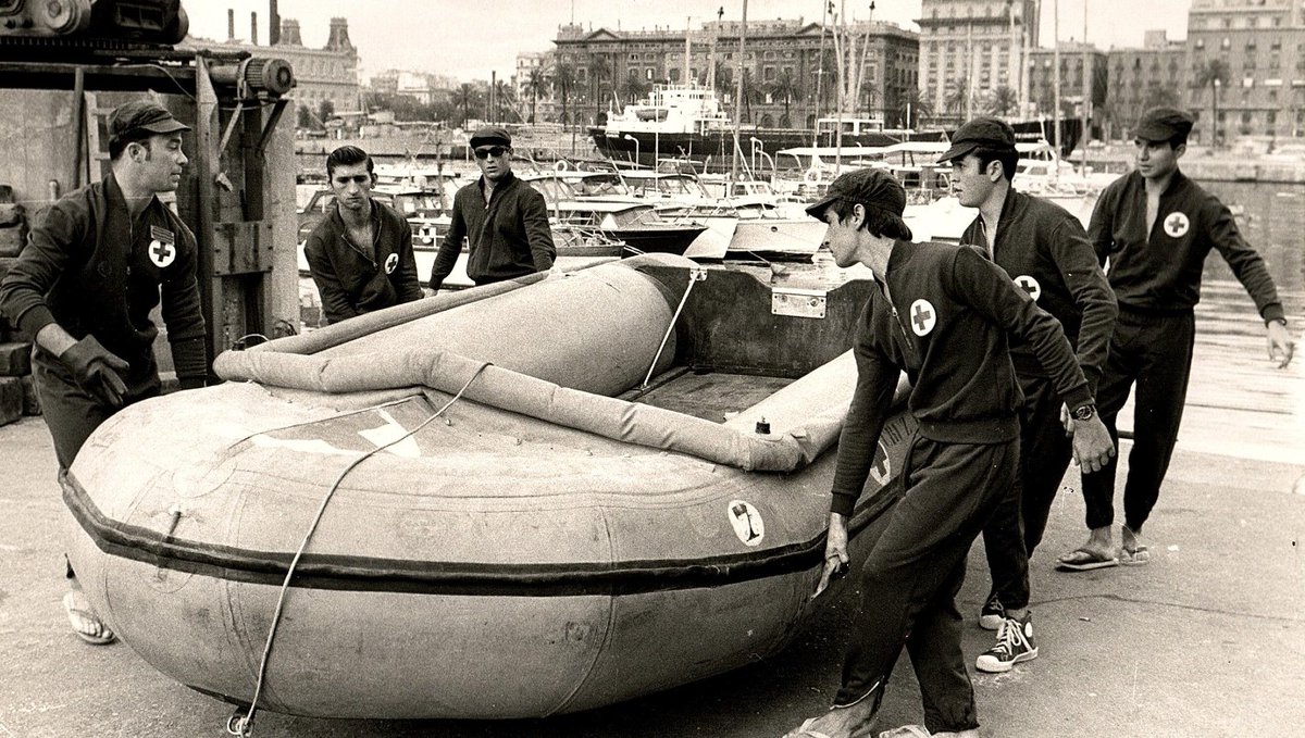 En 1970, un barco se hundió a unos metros de la Torre de Hércules. Los vecinos oían los gritos de, pero no pudieron hacer nada. Esa noche murieron 14 hombres viendo las luces de su ciudad. De esa impotencia nació el Salvamento Marítimo en España. Tira del hilo 🧵👇🏽👇🏽👇🏽