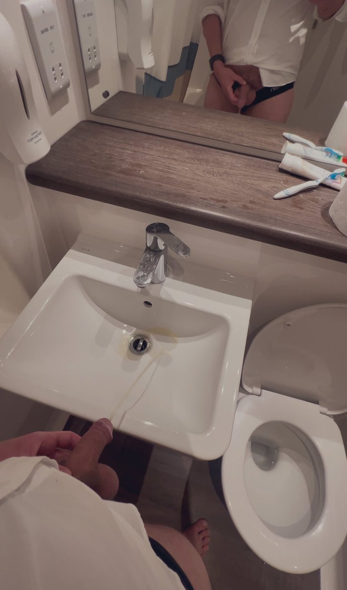 GoldenBoy01xxx's tweet photo. I see two taps 🚰 
#piss #gaypiss #pisskink #gaykink #ws #pissing #dom #goldenboy https://t.co/bp5YFNuy10