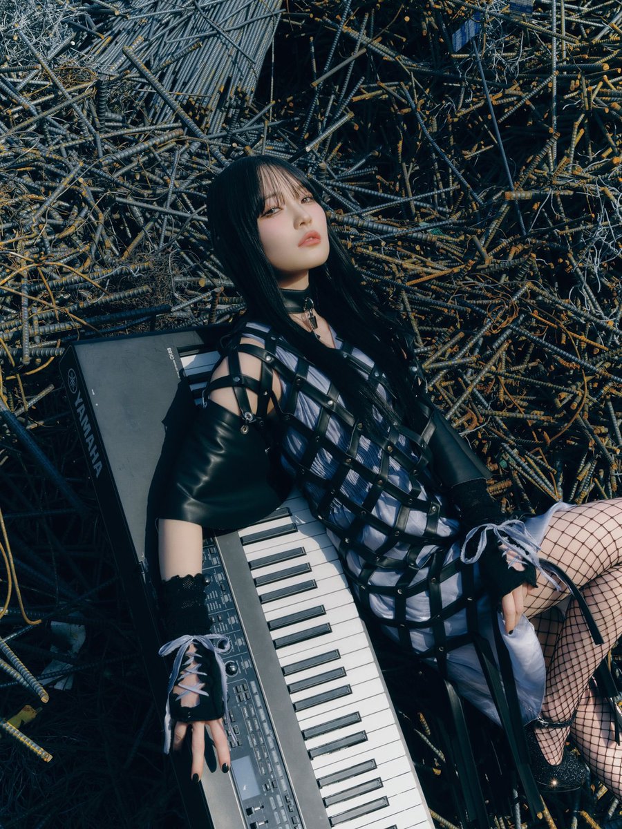 一つ一つ手作業でレザーをカットして網目にして留めて、、完成まで1番