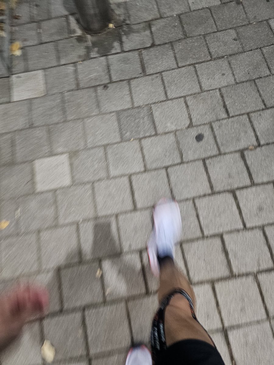 장거리는 언제나...  재미있지만
힘들어.... 

요즘 인터벌, 장거리는 모두 빌드업으로만
가져가는 중 입니다.

마지막 25~30km 
330 340으로 뛰는 날까지 계속 깨져봐야겠습니다.