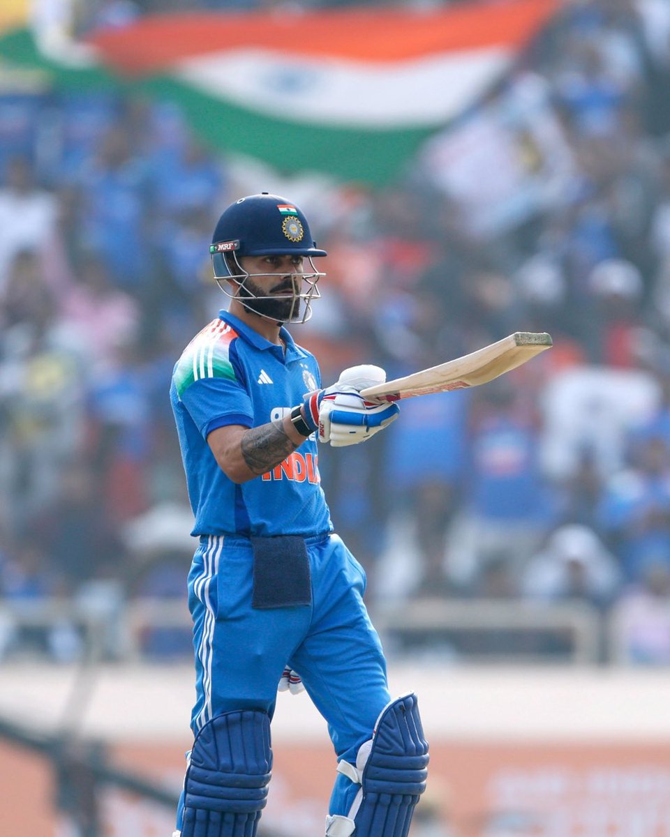 virendersehwag's tweet image. Virat Kohli ne phir dikhaya run banana unke liye utna hi aasaan hai jitna hamare liye chai banana. 52nd ODI century. Kohli is not chasing records, records are chasing Kohli. Aaj bhi bhook wahi, junoon wahi. 
King stays King !