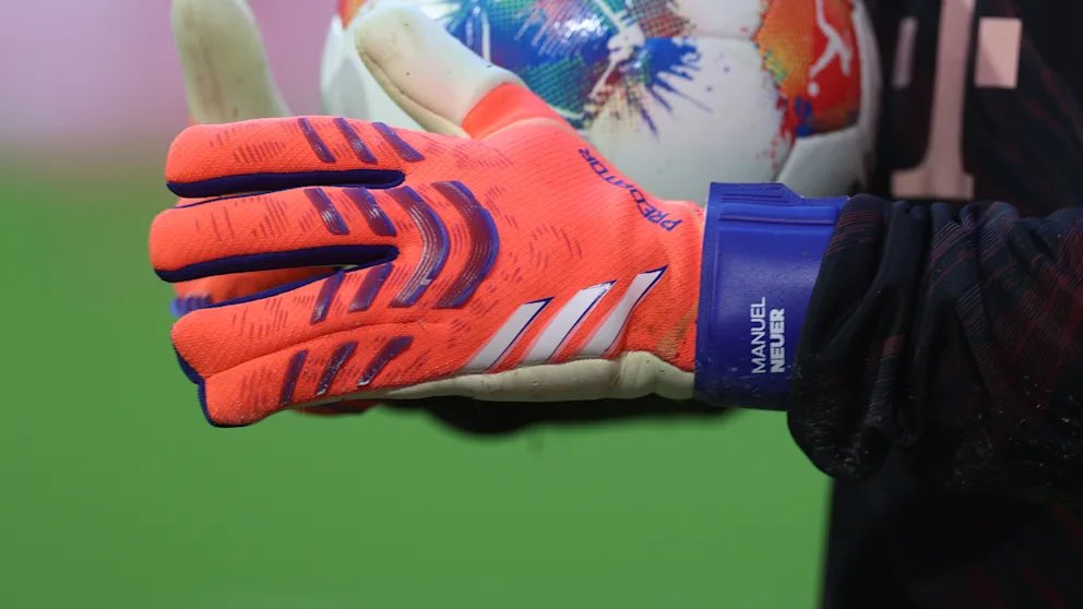 FCB_Zeitung_JP's tweet photo. 📰 - マヌエル・ノイアーは、ここ2試合で特製の“4本指グローブ”を使用している。

左手の薬指と小指はロンドン遠征時からテーピングで固定されており、これは関節包の負傷などでよく行われる処置だという。そのためアーセナル戦とザンクトパウリ戦では、固定した2本の指が1つの指袋に収まるように作られた特別仕様の手袋が用意された。

水曜のDFBポカール、ベルリンでのウニオン戦でも、この特製グローブを着用する可能性は高い。

バイエルンのヴィンセント・コンパニ監督は、ザンクトパウリ戦後にこう語った。

『マヌは（ウニオン戦で）再びゴールを守る。ポカール専属のGKをどうするかといった話し合いは一切していない。
ヨナス・ウルビッヒに出場時間を与える機会は必ず再び訪れる。それはマヌもヨナスも理解している。

ただ、具体的に“どの試合”と決めているわけではない。しかしヨナスのスムーズなチーム適応を進める方針に変わりはなく、現状には非常に満足している。』

@BILD🥈