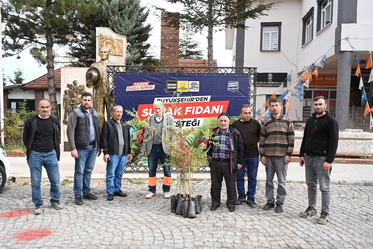 Kuraklığa dayanıklı, katma değeri yüksek tarımsal ürünlerin yaygınlaşması için çiftçilerimize sertifikalı sumak fidanı desteği sağlıyoruz.

Bu yıl 19 ilçemizde toplam 6 bin 370 adet sumak fidanını, yüzde 75 hibe desteğiyle üreticilerimize ulaştırıyoruz.

Hem suyu daha verimli