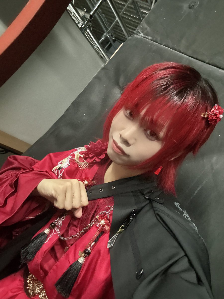 eisei_tzubame's tweet image. 本日はおかきバースデーライブありがとうございました！！！疲労困憊の為深い感想は後日❣️赤髪のビジュだいすき♥️
あ、そうそう先輩になりました😊
 #ムコムコ