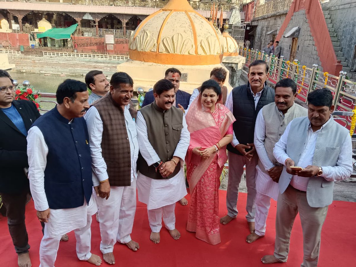 DrKPSinghYadav's tweet image. आज उज्जैन स्थित परम् पावन, भूतभावन अवंतिकानाथ श्री बाबा महाकाल के दर्शन का सौभाग्य प्राप्त हुआ।

बाबा श्री महाकाल से प्रदेशवासियों के सुख-समृद्धि, कल्याण और सभी के मंगलमय जीवन की कामना करता हूँ।

जय श्री बाबा महाकाल!