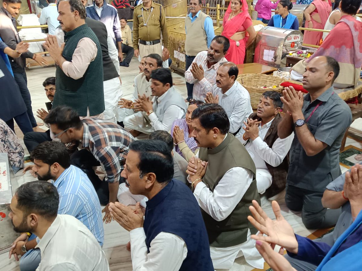 DrKPSinghYadav's tweet image. आज उज्जैन स्थित परम् पावन, भूतभावन अवंतिकानाथ श्री बाबा महाकाल के दर्शन का सौभाग्य प्राप्त हुआ।

बाबा श्री महाकाल से प्रदेशवासियों के सुख-समृद्धि, कल्याण और सभी के मंगलमय जीवन की कामना करता हूँ।

जय श्री बाबा महाकाल!