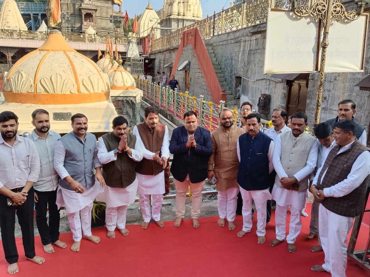 DrKPSinghYadav's tweet image. आज उज्जैन स्थित परम् पावन, भूतभावन अवंतिकानाथ श्री बाबा महाकाल के दर्शन का सौभाग्य प्राप्त हुआ।

बाबा श्री महाकाल से प्रदेशवासियों के सुख-समृद्धि, कल्याण और सभी के मंगलमय जीवन की कामना करता हूँ।

जय श्री बाबा महाकाल!