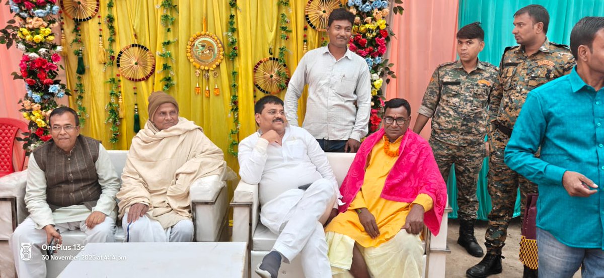 JDUUmeshSingh's tweet image. महनार के महिन्दवारा में श्री राज नारायण सिंह जी के यहाँ आयोजित हल्दी समारोह में सम्मिलित होकर परिवारजनों को शुभकामनाएँ प्रेषित कीं तथा आगामी शुभ-विवाह हेतु मंगलकामनाएँ व्यक्त कीं।