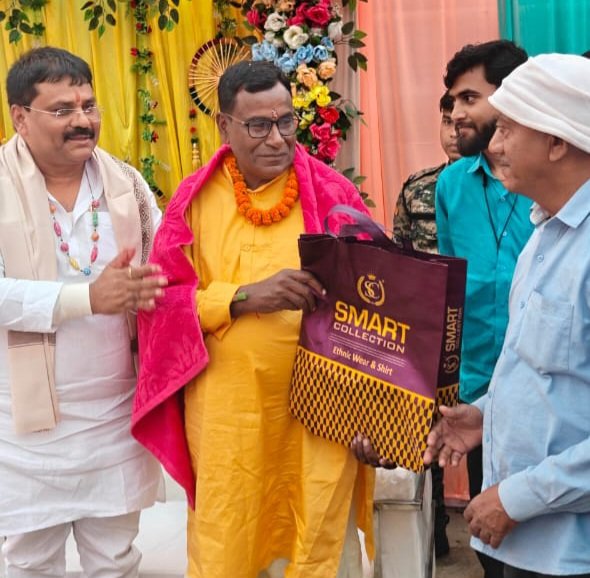 JDUUmeshSingh's tweet image. महनार के महिन्दवारा में श्री राज नारायण सिंह जी के यहाँ आयोजित हल्दी समारोह में सम्मिलित होकर परिवारजनों को शुभकामनाएँ प्रेषित कीं तथा आगामी शुभ-विवाह हेतु मंगलकामनाएँ व्यक्त कीं।