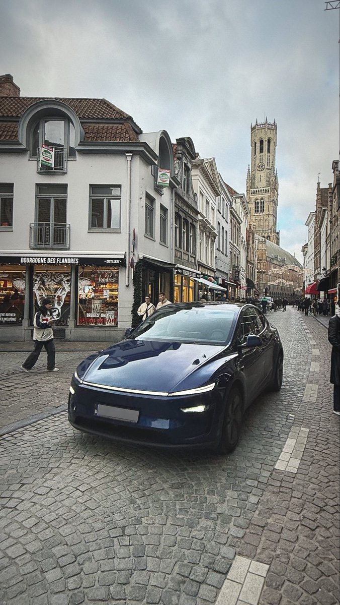 davidper's tweet image. Me gusta el aire retrofuturista que le dan los teslas a las calles de Brujas.