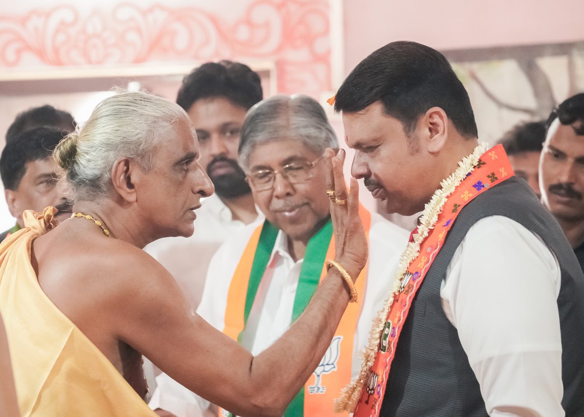 ddsahyadrinews's tweet image. मुख्यमंत्री देवेंद्र फडणवीस यांनी आज चंदगड, कोल्हापूर येथील भैरवनाथ मंदिरात मनोभावे दर्शन घेऊन आरती केली व आशीर्वाद प्राप्त केले आणि सर्वांच्या सुख-समृद्धीसाठी प्रार्थना केली. 

#Maharashtra #DevendraFadnavis #Kolhapur