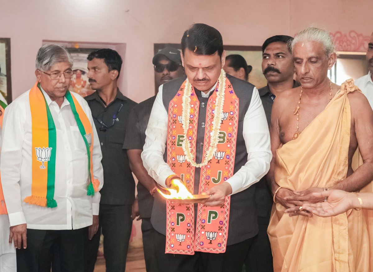 ddsahyadrinews's tweet image. मुख्यमंत्री देवेंद्र फडणवीस यांनी आज चंदगड, कोल्हापूर येथील भैरवनाथ मंदिरात मनोभावे दर्शन घेऊन आरती केली व आशीर्वाद प्राप्त केले आणि सर्वांच्या सुख-समृद्धीसाठी प्रार्थना केली. 

#Maharashtra #DevendraFadnavis #Kolhapur