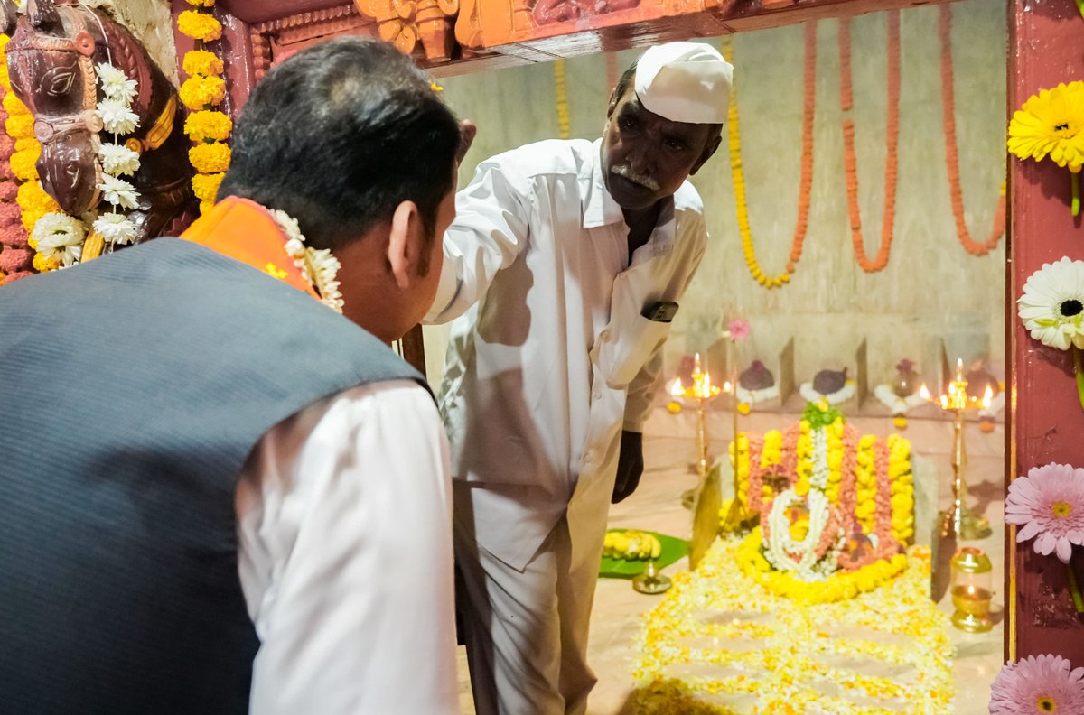 ddsahyadrinews's tweet image. मुख्यमंत्री देवेंद्र फडणवीस यांनी आज चंदगड, कोल्हापूर येथील भैरवनाथ मंदिरात मनोभावे दर्शन घेऊन आरती केली व आशीर्वाद प्राप्त केले आणि सर्वांच्या सुख-समृद्धीसाठी प्रार्थना केली. 

#Maharashtra #DevendraFadnavis #Kolhapur